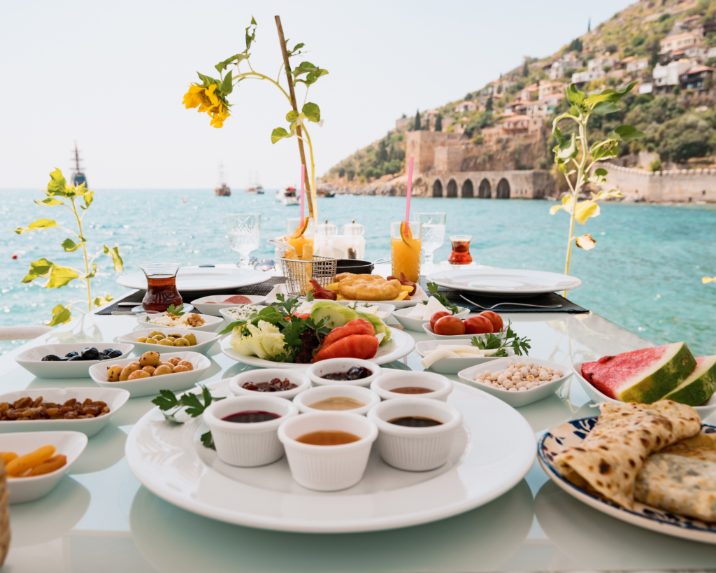 Photographie d'un petit déjeuner de luxe aux allures de brunch sur un yacht