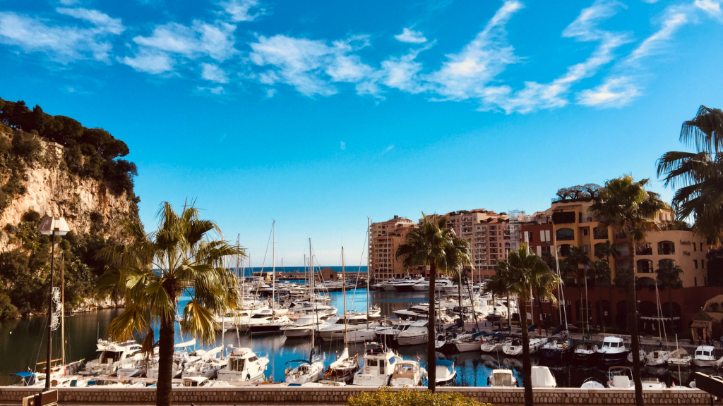 Noël à Monaco : photo du port sous un ciel bleu et des températures hivernales clémentes