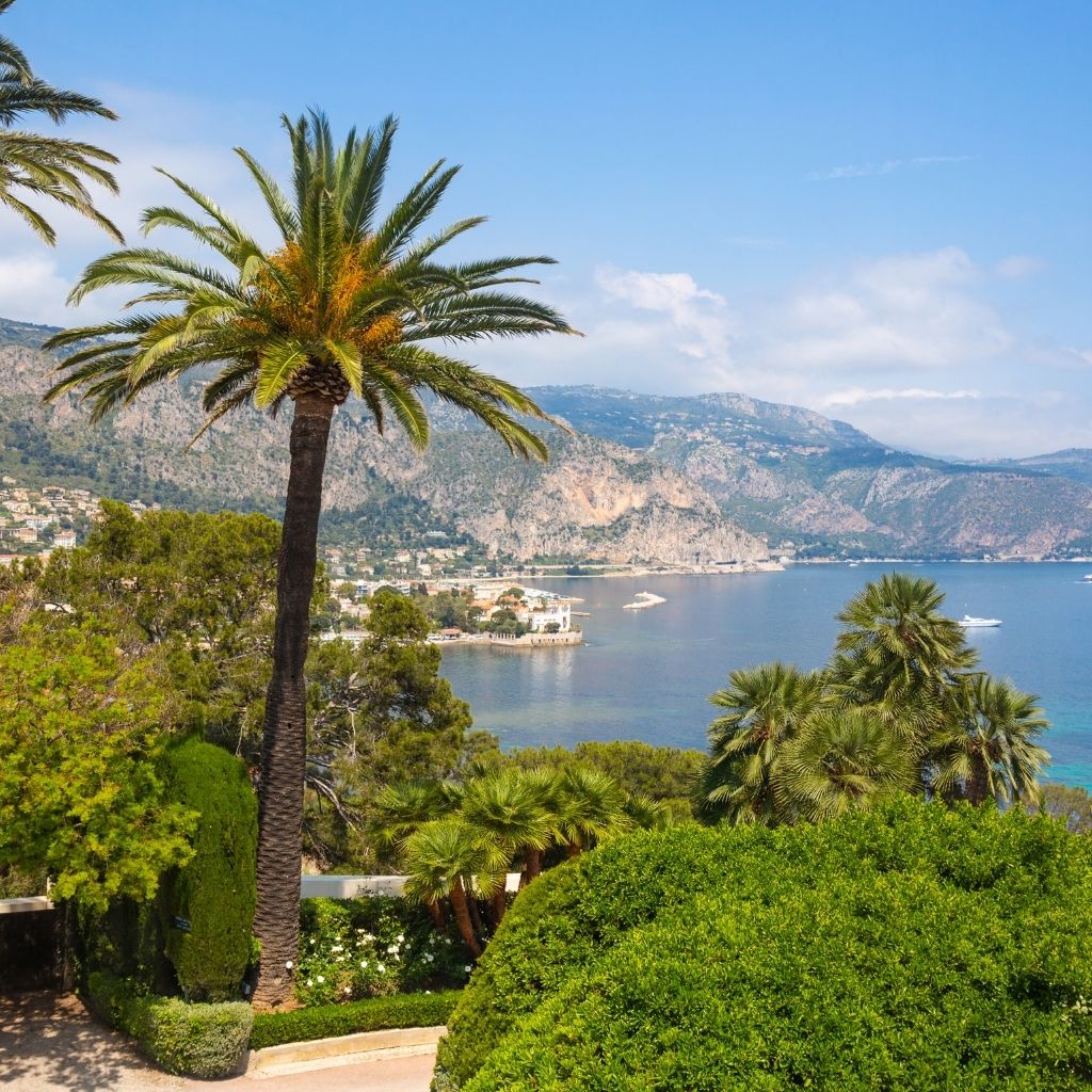Vue de la mer depuis Eze, où Prestige Recruit propose ses services de property manager